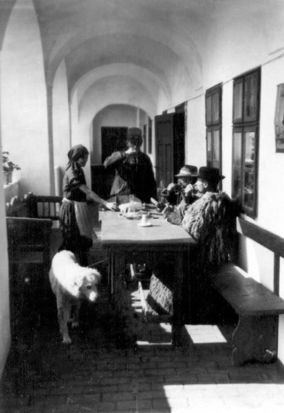  (Kép: Juhászok a csárdában, 1930-as évek, MFI.)